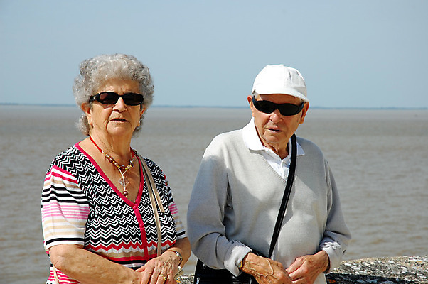 포토 JPG 해외이미지 나무 백인 커플 여자 노년 남자 행복 바다 결혼 가족 남편 함께함 건강 사랑 사람 성인 야외 두명 선글라스 산책 회색 아내 은퇴 옛날 조부모 해외202004 해외포토 서양인 식물 감정 안경 컬러 컨셉 관계 휴식 이벤트 파일형식 이미지허브