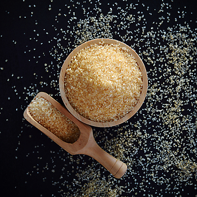 포토 JPG 해외이미지 식재료 검은배경 실내 사람없음 조미료 달콤 설탕 나무그릇 스쿱 황설탕 해외202004 해외포토 그릇 백그라운드 내부 목재 검은색 맛 향미료 파일형식 이미지허브