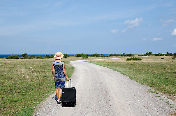 포토 JPG 해외이미지 1 응시 여자 도로 여행 컨셉 가방 자연 하늘 휴가 스웨덴 한명 사람 풍경 성인 야외 초록색 여름 파란색 햇빛 여행객 걷기 여행가방 꿈 자유 시골 떨어짐 방향 무료 혼자 수평선 해외202004 해외포토 시선 잡화 계절 길 컬러 교통시설 모션 북유럽 태양 생태계 파일형식 이미지허브