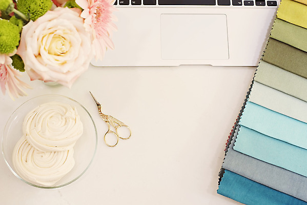 포토 JPG 해외이미지 모델 직업 학생 디자인 드레스 옷 꽃 산업 백그라운드 컨셉 일러스트 탁자 주택 창조 미술 취미 사람없음 내부 사무실 유행 견본 흰색 직물 업무 작업 작업실 플랫 주식 바느질 디자이너 스케치 측정 그림 위치 재단 재단사 프로젝트 방식 해외202004 해외포토 식물 컬러 가구 비즈니스 문화예술 건물 금융 파일형식 이미지허브