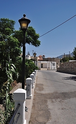 포토 JPG 해외이미지 전통 도로 하늘 조명 거리 사람없음 야외 초록색 파란색 수확 골동품 흰색 시골 등불 램프 그리스 그림 복고 장면 그리스인 길가 방법 해외202004 해외포토 서양인 유럽 길 컬러 농업 교통시설 파일형식 이미지허브