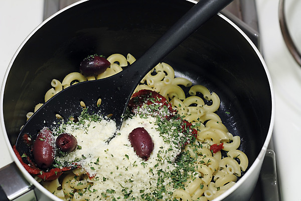 포토 JPG 해외이미지 음식 토마토 치즈 파스타 파슬리 요리 사람없음 숟가락 검은색 식사 저녁식사 냄비 혼합 난로 준비 올리브 반죽 성분 점심식사 마카로니 삶기 해외202004 해외포토 열매 컬러 채소 유제품 서양음식 수저 솥 난방기 파스타면 파일형식 이미지허브