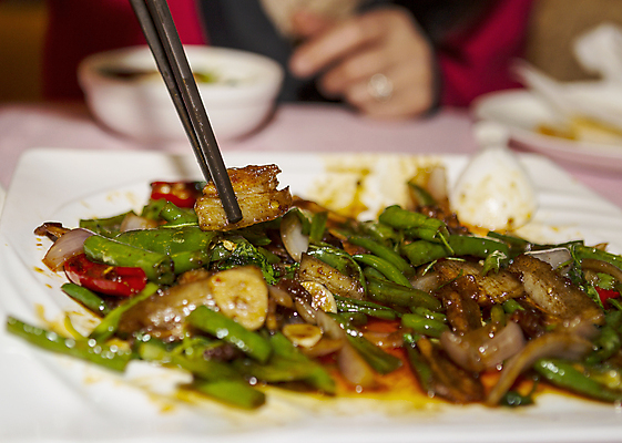 포토 JPG 해외이미지 접시 손 음식 채소 양파 건강 육류 돼지고기 요리 동양인 사람없음 빨간색 초록색 식사 저녁식사 치킨 중국 튀김 뜨거움 사발 자르기 향신료 속도 유기농 매움 후추 스테인레스 개조 해외202004 해외포토 식기 웰빙 아시아 컬러 식재료 모션 인종 신체부위 사기그릇 맛 닭고기요리 향미료 파일형식 이미지허브