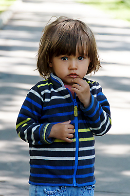 포토 JPG 해외이미지 백인 1 공원 여학생 여자 유럽 어린이 자연 한명 사람 야외 흰색 결백 심각 해외202004 해외포토 서양인 학생 공공시설 나라 컬러 컨셉 생태계 파일형식 이미지허브