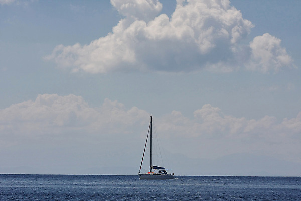 포토 JPG 해외이미지 구름 스포츠 바다 여행 요트 하늘 바람 휴가 항해 취미 사람없음 물 여름 파란색 뱃놀이 수평선 해외202004 해외포토 자연요소 계절 컬러 배_교통 날씨 전통놀이 파일형식 이미지허브
