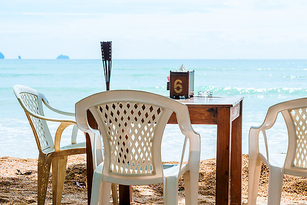 포토 JPG 해외이미지 디자인 모래 바다 섬 여행 가구 백그라운드 의자 태국 자연 탁자 하늘 휴가 휴식 그림자 풍경 사람없음 야외 내부 목재 물 여름 파란색 빛 태양 식당 맑음 식사 저녁식사 카페 흰색 바 고급 휴양지 해외202004 해외포토 자연요소 나무 계절 아시아 컬러 생활용품 컨셉 재료 날씨 상점 장소 생태계 파일형식 이미지허브