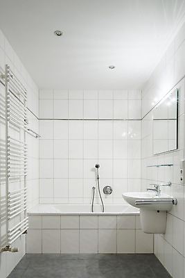 포토 JPG 해외이미지 손 디자인 건축양식 유리 휴식 바닥 아파트 주택 실내 통 사람없음 내부 물 빛 반사 문 금속 기계 목욕 거울 방 젖음 욕실 흰색 도자기 재산 플랫 모서리 고급 떨어짐 빨래 당구 믹서 타일 묘사 싱크대 수도꼭지 대야 백자 샤워실 스타일 해외202004 해외포토 자연요소 건축 컬러 컨셉 가사 재질 건물 신체부위 금융 구기 청결 개수대 샤워시설 파일형식 이미지허브