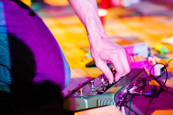 포토 JPG 해외이미지 음악 노래 손가락 놀이 전등 이벤트 사람없음 빛 소리 콘서트 공연 연주자 음악가 장비 운전 무대 야간 준비 전자 예술가 롤 쇼 스위치 기어 조절 그런지 뮤지컬 베이스 베터리 양발 왜곡 입력 제어 생존 유흥 효과 해외202004 해외포토 자연요소 직업 손 모션 현악기 문화예술 조명 파일형식 이미지허브