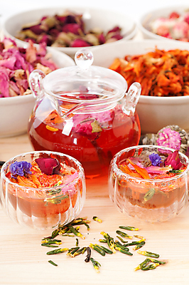 포토 JPG 해외이미지 실내 사람없음 아웃포커스 찻잔 찻주전자 담기 찻잎 꽃차 나무배경 해외202004 해외포토 백그라운드 모션 주전자 잔 촬영기법 내부 차_음료 파일형식 이미지허브