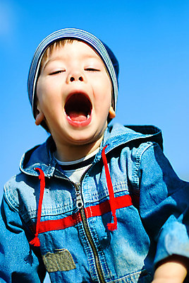 포토 JPG 해외이미지 백인 옷 공원 감정 얼굴 어린이 장난 놀이 하늘 휴식 따뜻함 한명 소년 파란색 컬러풀 외침 산책 분노 표현 아기 도시 오픈 입 울음 작음 눈물 부름 불만 비명 해외202004 해외포토 서양인 1 공공시설 남자 컬러 컨셉 모션 표정 사람 신체부위 소리 크기 파일형식 이미지허브