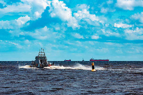 포토 JPG 해외이미지 구름 무기 파도 바다 모션 항해 사람없음 물 여름 파란색 힘 회색 총 보트 보호 군용 싸움 전쟁 보안 함선 해군 군함 분무기 육군 대포 레이더 해외202004 해외포토 자연요소 계절 컬러 컨셉 배_교통 군대 안전 파일형식 이미지허브