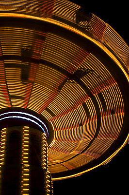 포토 JPG 해외이미지 공원 오렌지 모션 하늘 사람없음 빛 축제 어둠 놀이공원 바퀴 비엔나 승차 야간 저녁 네온 회전목마 공평 블러 스코틀랜드 해외202004 해외포토 자연요소 공공시설 과일 영국 테마파크 오스트리아 놀이기구 파일형식 이미지허브