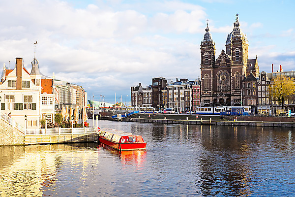 포토 JPG 해외이미지 여행 건축양식 사람없음 야외 건물 물 교회 도시 중세 역사 네덜란드 운하 타운 암스테르담 해외202004 해외포토 자연요소 건축물 건축 유럽 종교건축 파일형식 이미지허브