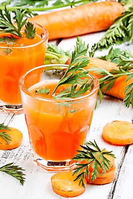 포토 JPG 해외이미지 잎 잔 실내 사람없음 당근 흰배경 건강식 당근주스 디톡스 해외202004 해외포토 식물 식기 음식 백그라운드 뿌리채소 건강 내부 흰색 야채주스 파일형식 이미지허브