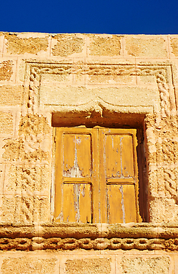 포토 JPG 해외이미지 유럽 섬 건축양식 창문 하늘 사람없음 건물 목재 바위 중세 그리스 묘사 타운 셔터 해외202004 해외포토 나무 건축물 건축 나라 재료 돌_바위 도시 역사 파일형식 이미지허브