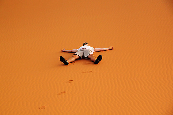 포토 JPG 해외이미지 주간 전신 남자 모래 한명 풍경 성인 야외 앞모습 눕기 사막 성인남자한명만 해외202004 해외포토 자연요소 1 뷰포인트 모션 사람 남자한명만 성인남자만 파일형식 이미지허브