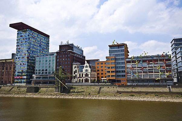포토 JPG 해외이미지 유럽 건축양식 독일 사람없음 건물 물 강 도시풍경 항구 도시 보트 포트 타운 해외202004 해외포토 자연요소 건축물 건축 나라 배_교통 교통시설 풍경 파일형식 이미지허브