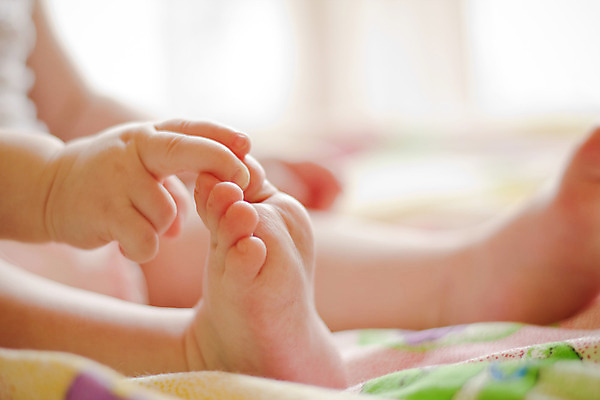 포토 JPG 해외이미지 모델 손 딸 행복 얼굴 어린이 자연 놀이 미래 새로움 건강 한명 웃음 사람 파란색 흰색 아기 신생아 오픈 입 달콤 작음 부드러움 세대 돌봄 해외202004 해외포토 1 감정 컬러 컨셉 가족 모션 표정 신체부위 감각 맛 크기 생태계 파일형식 이미지허브