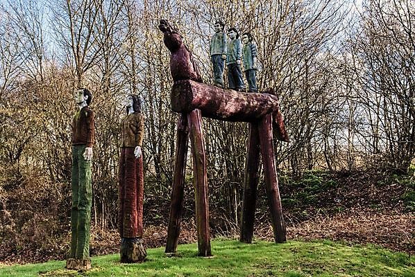 포토 JPG 해외이미지 조각 영국 사람 사람없음 목재 큼 목각 길가 특별함 해외202004 해외포토 나무 유럽 컨셉 재료 크기 파일형식 이미지허브