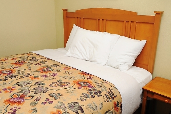 포토 JPG 해외이미지 여행 가구 배낭 베개 호텔 휴가 휴식 실내 사람없음 내부 목재 이불 방 흰색 침대 잠 편안함 담요 묘사 오브젝트 싱글 휴양지 심플 여관 서쪽 호스텔 스타일 해외202004 해외포토 나무 컬러 생활용품 컨셉 가방 재료 침구 숙소 장소 감각 방향 파일형식 이미지허브