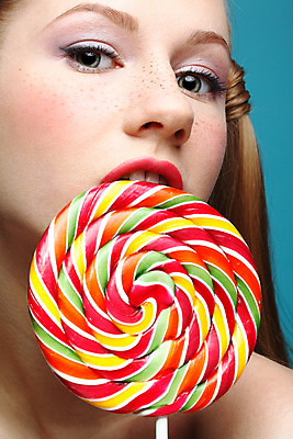 포토 JPG 해외이미지 백인 모델 응시 여자 감정 얼굴 포즈 다이어트 장난 막대사탕 사탕 한명 빨간색 파란색 금발 표현 입 달콤 맛 입술 포니테일 주근깨 알사탕 해외202004 해외포토 서양인 1 헤어스타일 시선 컬러 컨셉 디저트 건강 사람 신체부위 점 파일형식 이미지허브