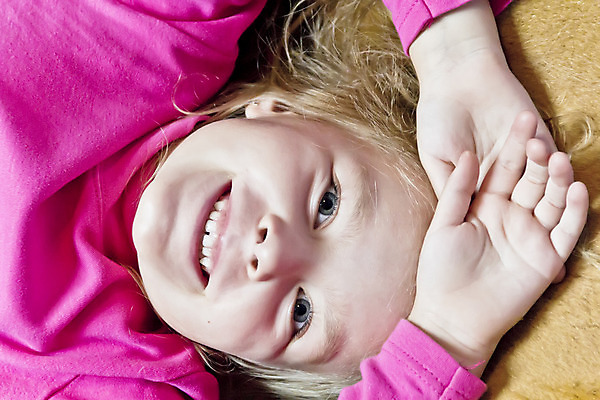 포토 JPG 해외이미지 백인 1 여학생 여자 행복 유럽 어린이 생각 한명 가로 세로 파란색 금발 흰색 표현 10 9 8 6 먹기 5 7 심각 해외202004 해외포토 서양인 학생 헤어스타일 감정 나라 컬러 컨셉 모션 사람 숫자 파일형식 이미지허브