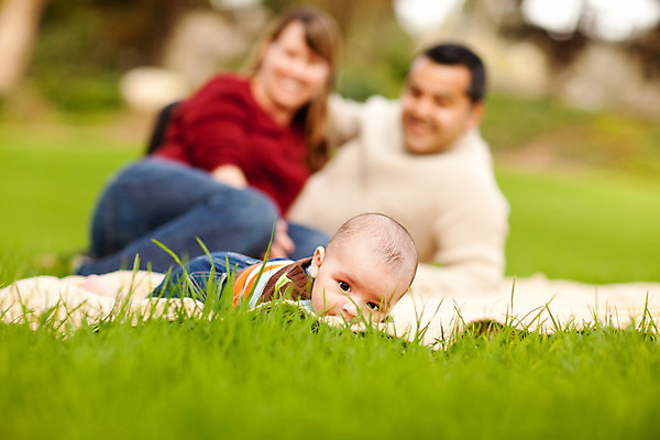 포토 JPG 해외이미지 백인 라이프스타일 커플 옷 공원 여자 남자 행복 아들 어린이 장난 가족 놀이 엄마 함께함 건강 3 미소 웃음 사람 소년 성인 야외 세명 소풍 기쁨 아기 아빠 히스패닉 다민족 기어가기 섞기 해외202004 해외포토 서양인 공공시설 감정 컨셉 관계 모션 표정 생활 야외활동 파일형식 이미지허브