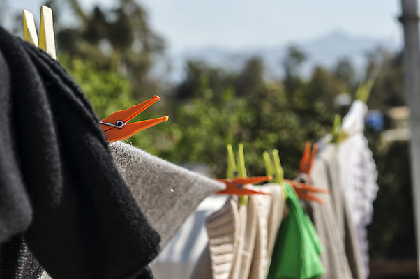 포토 JPG 해외이미지 옷 선 밧줄 셔츠 가사 건조 매달리기 사람없음 야외 컬러풀 흰색 직물 면 씻기 빨래 빨랫줄 빨래집게 해외202004 해외포토 줄 컬러 상의 모션 집게 청결 파일형식 이미지허브