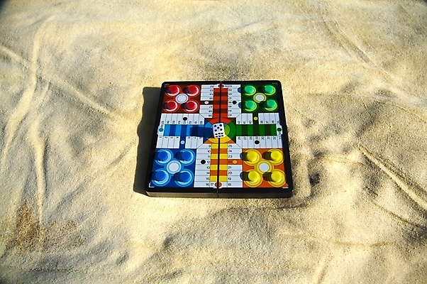 포토 JPG 해외이미지 놀이 표시 사람없음 빨간색 초록색 파란색 상자 수건 숫자 노란색 4 도박 6 계산대 주사위 5 카운트 해외202004 해외포토 문자 컬러 위생용품 파일형식 이미지허브