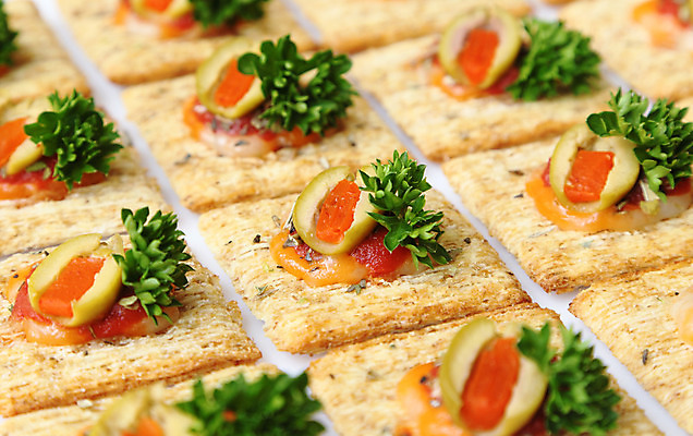 포토 JPG 해외이미지 음식 백그라운드 토마토 치즈 파슬리 사람없음 크래커 닫기 애피타이저 밀 굽기 허브 준비 올리브 핸드메이드 홈메이드 해외202004 해외포토 식물 열매 채소 모션 유제품 곡류 쿠키 구이 만들기 파일형식 이미지허브