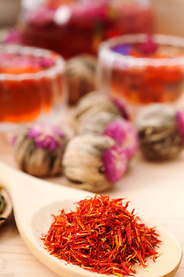 포토 JPG 해외이미지 실내 사람없음 아웃포커스 나무숟가락 찻잎 해외202004 공예차 해외포토 촬영기법 내부 차_음료 숟가락 꽃차 파일형식 이미지허브