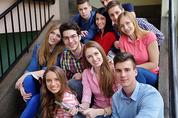 포토 JPG 해외이미지 학생 여자 남자 안경 학교 청소년 함께함 들기 앉기 여러명 옆모습 태블릿 계단 십대만 해외202004 해외포토 잡화 교육 뷰포인트 다수 컨셉 모션 사람 전자제품 스마트기기 파일형식 이미지허브