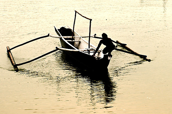 포토 JPG 해외이미지 실루엣 낚시 어류 사람없음 보트 카누 발리 인도네시아 낚시꾼 선원 해외202004 해외포토 아시아 섬 배_교통 레저 촬영기법 수중동물 수상스포츠 파일형식 이미지허브