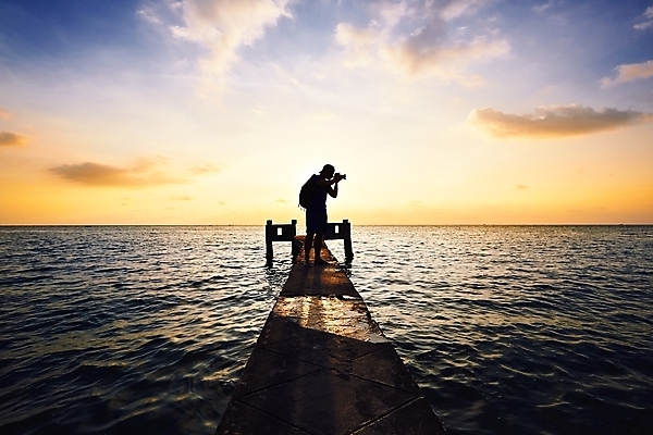 포토 JPG 해외이미지 직업 실루엣 아시아 바다 여행 가방 배낭 하늘 휴가 기술 창조 한명 사람 풍경 취미 물 여름 햇빛 태양 여행객 일출 항구 사진촬영 황혼 일몰 새벽 전문직 디지털카메라 사진사 방파제 베트남 열정 포트 백패커 해외202004 해외포토 자연요소 1 잡화 계절 공공시설 감정 나라 교통시설 촬영기법 카메라 노을 촬영 동남아시아 작가 파일형식 이미지허브