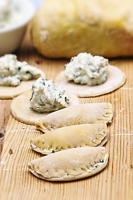 포토 JPG 해외이미지 음식 치즈 사람없음 면 먹기 허브 준비 반죽 라비올리 크림치즈 홈메이드 해외202004 해외포토 식물 모션 유제품 만들기 파일형식 이미지허브