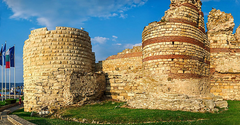 포토 JPG 해외이미지 유럽 벽 바다 섬 여행 건축양식 호텔 휴가 파노라마 풍경 사람없음 야외 여름 산책로 골동품 도시 성 역사 재산 박물관 휴양지 구시가지 불가리아 해외202004 해외포토 건축물 계절 건축 나라 길 숙소 촬영기법 금융 장소 파일형식 남유럽 이미지허브