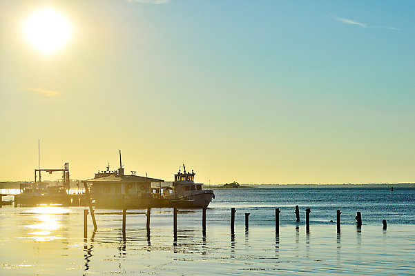 포토 JPG 해외이미지 구름 실루엣 스포츠 바다 여행 백그라운드 교통시설 자연 하늘 아침 휴식 서기 풍경 사람없음 물 여름 파란색 강 햇빛 태양 걷기 항구 맑음 새벽 표현 액체 보트 해외202004 해외포토 주간 자연요소 계절 컬러 교통 컨셉 배_교통 모션 날씨 촬영기법 시설 생태계 파일형식 이미지허브