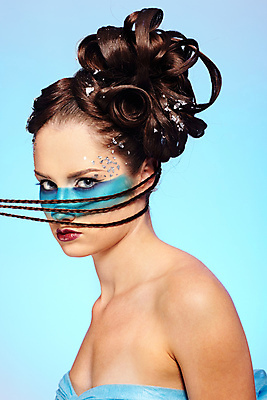 포토 JPG 해외이미지 백인 응시 여자 컨셉 땋은머리 실내 무표정 한명 상반신 성인 옆모습 신비 파란배경 큐빅 페이스페인팅 성인여자한명만 해외202004 해외포토 서양인 1 헤어스타일 시선 감정 뷰포인트 백그라운드 표정 사람 내부 파란색 광석 여자한명만 성인여자만 파일형식 이미지허브