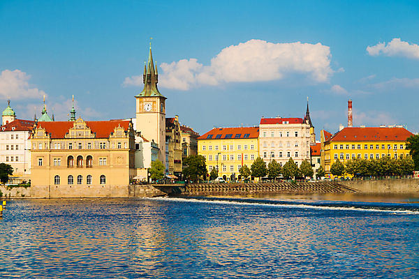 포토 JPG 해외이미지 구름 시계 여행 하늘 지붕 주택 사람없음 건물 물 여름 파란색 탑 맑음 도시 센터 중세 역사 강가 박물관 체코 프라하 구시가지 해외202004 해외포토 자연요소 건축물 계절 유럽 컬러 날씨 강 파일형식 이미지허브