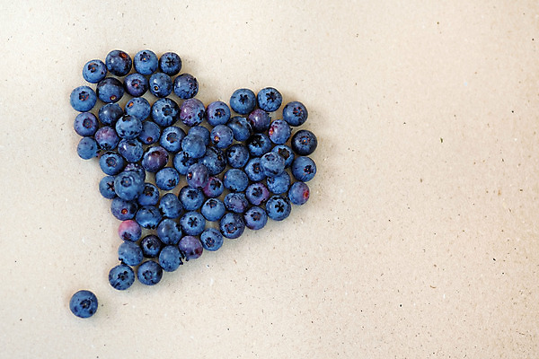 포토 JPG 해외이미지 열매 백그라운드 과일 재료 자연 아침 건강 사람없음 파란색 보라색 식사 하트 맛 먹기 블루베리 날것 고립 핸드메이드 해외202004 해외포토 주간 모양 식물 컬러 컨셉 모션 생태계 파일형식 이미지허브