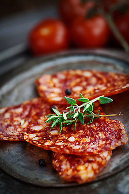포토 JPG 해외이미지 접시 음식 조각 채소 건조 파슬리 육류 돼지고기 요리 사람없음 목재 빨간색 식사 저녁식사 이탈리아 흰색 시골 소시지 맛 아침식사 자르기 지중해 먹기 허브 매움 햄 슬라이스 베이컨 후추 모음 바질 훈제 프랑스어 살라미 초리조 치유 페퍼로니 해외202004 해외포토 나무 식물 문자 식기 유럽 바다 컬러 컨셉 식재료 재료 모션 한글 가공식품 향신료 파일형식 이미지허브