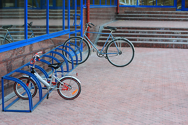 포토 JPG 해외이미지 어린이 프레임 성인 사람없음 금속 자전거 바퀴 S 안장 지원 해외202004 해외포토 알파벳 재질 사람 바이크 파일형식 이미지허브