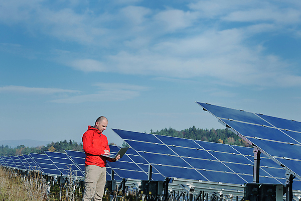 포토 JPG 해외이미지 주간 구름 남자 하늘 한명 들기 상반신 성인 야외 옆모습 노트북 태양에너지 집열판 성인남자한명만 해외202004 해외포토 자연요소 1 뷰포인트 모션 사람 전자제품 그린에너지 남자한명만 성인남자만 파일형식 이미지허브