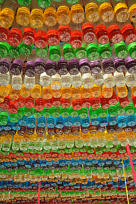 포토 JPG 해외이미지 산업 음료 사람없음 초록색 물 반려동물 컬러풀 글로벌 환경 재활용 흰색 투명 액체 환경오염 지저분함 보호 쓰레기 폐기물 상품 컨테이너 플라스틱 버리기 상쾌 에코 생태계 부드러움 낭비 생태학 소다 중고 해외202004 해외포토 자연요소 동물 교육 감정 컬러 컨셉 모션 재질 감각 친환경 파일형식 이미지허브