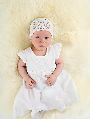 포토 JPG 해외이미지 백인 응시 드레스 여자 딸 행복 포즈 장난 관리 사랑 한명 눕기 기쁨 흰색 자녀 아기 담요 부드러움 천진난만 특별함 해외202004 해외포토 서양인 1 시선 옷 감정 컬러 컨셉 가족 모션 사람 감각 파일형식 이미지허브