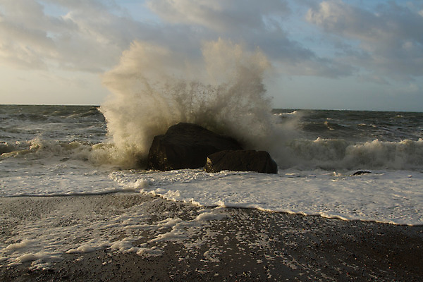 포토 JPG 해외이미지 구름 모래 파도 바다 자연 하늘 항해 사람없음 물 거품 거친 부채 떨어짐 분무기 해외202004 해외포토 자연요소 컨셉 배_교통 생태계 파일형식 이미지허브