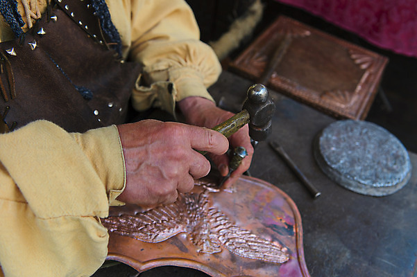 포토 JPG 해외이미지 모양 실루엣 관리 손잡이 미술 사람없음 장비 도구 칼날 중세 망치 자르기 장인 땅파기 옛날 작업대 해외202004 해외포토 모션 문화예술 촬영기법 공구 역사 파일형식 이미지허브