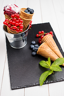 포토 JPG 해외이미지 열매 실내 사람없음 달콤 민트 양동이 흰배경 담기 블루베리 아이스크림콘 콘아이스크림 돌판 해외202004 해외포토 식물 백그라운드 과일 모션 아이스크림 내부 돌_바위 흰색 맛 허브 콘 파일형식 이미지허브