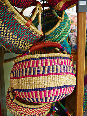 포토 JPG 해외이미지 전통 디자인 여행 패턴 가방 아프리카 기술 손잡이 미술 사람없음 야외 장식 쇼핑 컬러풀 세일 바구니 시골 시장 상품 묘사 오브젝트 복고 소매 밀짚 짜임 수공예 내추럴 짜기 핸드메이드 해외202004 해외포토 잡화 나라 컬러 무늬 모션 문화예술 짚 공예 파일형식 이미지허브