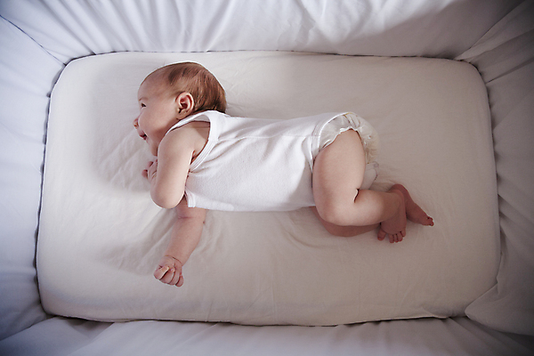 포토 JPG 해외이미지 백인 여자 딸 아들 한명 미소 웃음 사람 소년 성장 흰색 자녀 침대 아기 신생아 잠 걸음마 천진난만 안락 해외202004 해외포토 서양인 1 남자 어린이 컬러 가구 컨셉 가족 모션 표정 파일형식 이미지허브